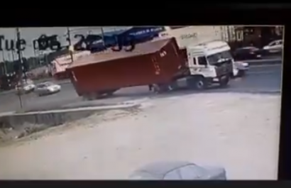 El contenedor cayó sobre la mujer que esperaba bus en la vía Perimetral